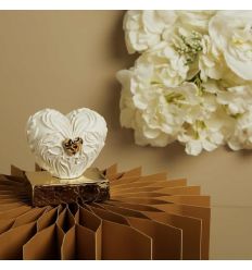 Cuore in gesso su base con applicazione oro (cl26263)
