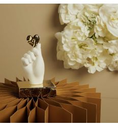 Mano in gesso su base con applicazione oro (cl26269)